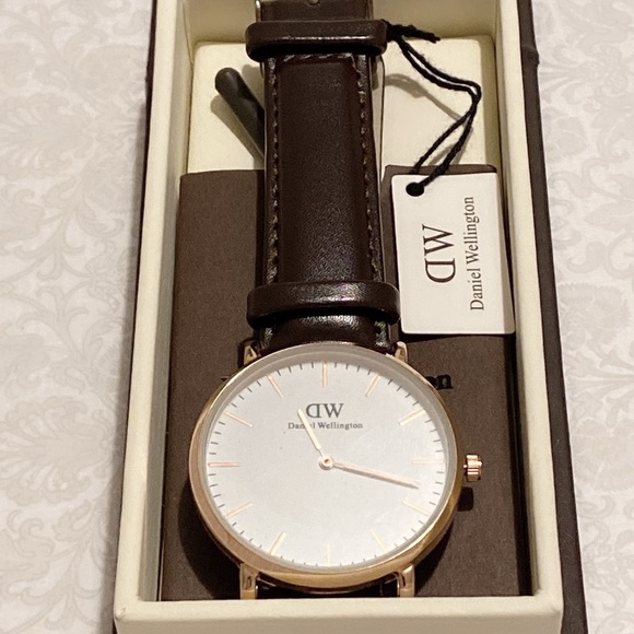 BNWT Daniel Wellington Brown Leather Watch - Picture 1 of 4